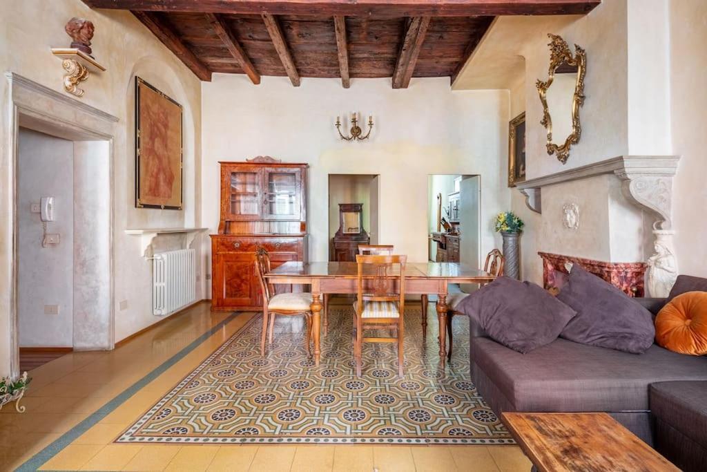 Central Elegant Apartment - Liberty House ボローニャ エクステリア 写真